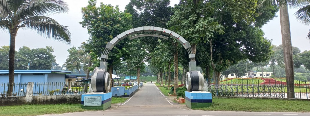 অনেক নাটকীয়তার পর রাজশাহী জেলা পরিষদের প্রধান নির্বাহী কর্মকর্তা (উপসচিব) মোহাম্মদ নুরুজ্জামানকে জেলহাজতে প্রেরণের নির্দেশ দিয়েছেন আদালত।